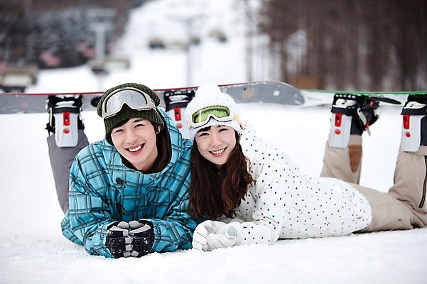 포토 JPG 나무 식물 해외기획촬영 라이프스타일 커플 계절 여자 남자 행복 엎드리기 스포츠용품 스포츠 여행 포즈 겨울 스포츠시설 2010년일본 모션 자연 레저 겨울스포츠 스키장 사랑 미소 웃음 사람 동양인 20대 성인 두명 라이프 레포츠 설원 일본 다정 장비 한국인 스노우보드 보드 일본여행 레포츠용품 스키복 보드장비 청년만 성인만 국내포토 옷 감정 아시아 해외여행 컨셉 관계 스키 눈_날씨 표정 인종 청년 생활 보드_스포츠 오브젝트 시설 생태계 파일형식