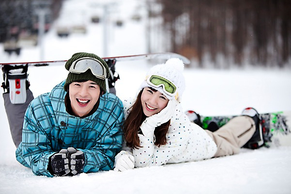 포토 JPG 나무 식물 해외기획촬영 라이프스타일 커플 계절 여자 남자 행복 엎드리기 스포츠용품 스포츠 여행 포즈 겨울 스포츠시설 2010년일본 모션 자연 레저 겨울스포츠 스키장 사랑 미소 웃음 사람 동양인 20대 성인 두명 라이프 레포츠 설원 일본 다정 장비 한국인 스노우보드 보드 일본여행 레포츠용품 스키복 보드장비 청년만 성인만 국내포토 옷 감정 아시아 해외여행 컨셉 관계 스키 눈_날씨 표정 인종 청년 생활 보드_스포츠 오브젝트 시설 생태계 파일형식