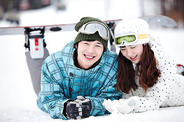 포토 JPG 나무 식물 해외기획촬영 라이프스타일 커플 계절 여자 남자 행복 엎드리기 스포츠용품 스포츠 여행 포즈 겨울 스포츠시설 2010년일본 모션 자연 레저 겨울스포츠 스키장 고글 사랑 미소 웃음 사람 동양인 20대 성인 두명 라이프 레포츠 설원 일본 다정 장비 한국인 스노우보드 보드 일본여행 레포츠용품 스키복 보드장비 청년만 성인만 국내포토 옷 감정 아시아 해외여행 컨셉 관계 스키 표정 인종 청년 생활 눈 보드_스포츠 오브젝트 시설 생태계 파일형식