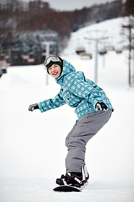 포토 JPG 나무 식물 해외기획촬영 라이프스타일 계절 남자 스포츠용품 스포츠 여행 포즈 겨울 스포츠시설 2010년일본 모션 자연 레저 겨울스포츠 스키장 한명 미소 웃음 사람 동양인 20대 성인 라이프 레포츠 설원 일본 장비 한국인 스노우보드 보드 일본여행 레포츠용품 스키복 보드장비 남자만 성인남자만 청년만 청년남자만 성인만 국내포토 1 옷 아시아 해외여행 스키 표정 인종 청년 생활 눈 보드_스포츠 오브젝트 시설 생태계 파일형식