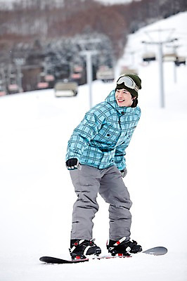 포토 JPG 나무 식물 해외기획촬영 라이프스타일 계절 남자 스포츠용품 스포츠 여행 포즈 겨울 스포츠시설 2010년일본 모션 자연 레저 겨울스포츠 스키장 한명 미소 웃음 사람 동양인 20대 성인 라이프 레포츠 설원 일본 장비 한국인 스노우보드 보드 일본여행 레포츠용품 스키복 보드장비 남자만 성인남자만 청년만 청년남자만 성인만 국내포토 1 옷 아시아 해외여행 스키 표정 인종 청년 생활 눈 보드_스포츠 오브젝트 시설 생태계 파일형식