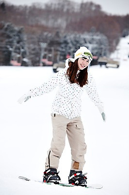 포토 JPG 나무 식물 해외기획촬영 라이프스타일 계절 여자 스포츠용품 스포츠 여행 포즈 겨울 스포츠시설 2010년일본 모션 자연 레저 겨울스포츠 스키장 한명 미소 웃음 사람 동양인 20대 성인 라이프 레포츠 설원 일본 장비 한국인 스노우보드 보드 일본여행 레포츠용품 스키복 보드장비 여자만 여자한명만 성인여자만 청년만 청년여자만 성인한명만 청년여자한명만 성인여자한명만 성인만 국내포토 1 옷 아시아 해외여행 스키 표정 인종 청년 생활 눈 보드_스포츠 오브젝트 시설 생태계 파일형식