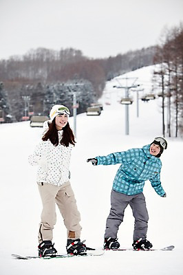 포토 JPG 나무 식물 해외기획촬영 라이프스타일 커플 계절 여자 남자 행복 스포츠용품 스포츠 여행 포즈 겨울 스포츠시설 2010년일본 모션 자연 레저 겨울스포츠 스키장 고글 사랑 미소 웃음 사람 동양인 20대 성인 두명 라이프 레포츠 설원 일본 다정 장비 한국인 스노우보드 보드 일본여행 레포츠용품 스키복 보드장비 청년만 성인만 국내포토 옷 감정 아시아 해외여행 컨셉 관계 스키 눈_날씨 표정 인종 청년 생활 보드_스포츠 오브젝트 시설 생태계 파일형식