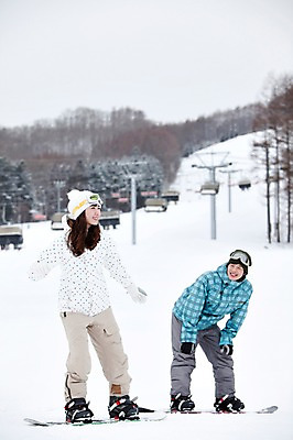 포토 JPG 나무 식물 해외기획촬영 라이프스타일 커플 계절 여자 남자 행복 스포츠용품 스포츠 여행 포즈 겨울 스포츠시설 2010년일본 모션 자연 레저 겨울스포츠 스키장 사랑 미소 웃음 사람 동양인 20대 성인 두명 라이프 레포츠 설원 일본 다정 장비 한국인 스노우보드 보드 일본여행 레포츠용품 스키복 보드장비 청년만 성인만 국내포토 옷 감정 아시아 해외여행 컨셉 관계 스키 표정 인종 청년 생활 눈 보드_스포츠 오브젝트 시설 생태계 파일형식