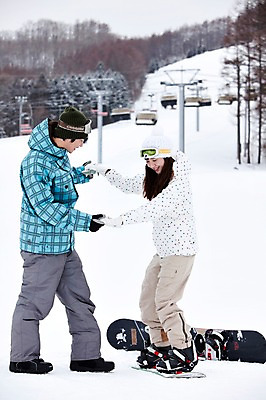 포토 JPG 나무 식물 해외기획촬영 라이프스타일 커플 계절 여자 남자 행복 스포츠용품 스포츠 여행 포즈 겨울 스포츠시설 2010년일본 모션 자연 레저 겨울스포츠 스키장 사랑 미소 웃음 사람 동양인 20대 성인 두명 라이프 레포츠 설원 일본 다정 장비 한국인 스노우보드 보드 일본여행 레포츠용품 스키복 보드장비 청년만 성인만 국내포토 옷 감정 아시아 해외여행 컨셉 관계 스키 표정 인종 청년 생활 눈 보드_스포츠 오브젝트 시설 생태계 파일형식