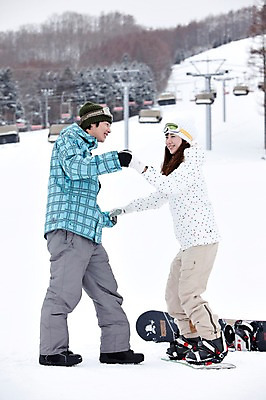 포토 JPG 나무 식물 해외기획촬영 라이프스타일 커플 계절 여자 남자 행복 스포츠용품 스포츠 여행 포즈 겨울 스포츠시설 2010년일본 모션 자연 레저 겨울스포츠 스키장 고글 사랑 미소 웃음 사람 동양인 20대 성인 두명 라이프 레포츠 설원 일본 다정 장비 한국인 스노우보드 보드 일본여행 레포츠용품 스키복 보드장비 청년만 성인만 국내포토 옷 감정 아시아 해외여행 컨셉 관계 스키 표정 인종 청년 생활 눈 보드_스포츠 오브젝트 시설 생태계 파일형식