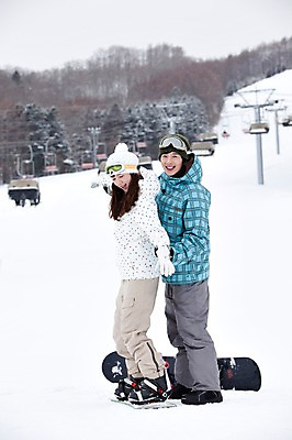 포토 JPG 나무 식물 해외기획촬영 라이프스타일 커플 계절 여자 남자 행복 스포츠용품 스포츠 여행 포즈 겨울 스포츠시설 2010년일본 모션 자연 레저 겨울스포츠 스키장 고글 사랑 미소 웃음 사람 동양인 20대 성인 두명 라이프 레포츠 설원 일본 다정 장비 한국인 스노우보드 보드 일본여행 레포츠용품 스키복 보드장비 청년만 성인만 국내포토 옷 감정 아시아 해외여행 컨셉 관계 스키 표정 인종 청년 생활 눈 보드_스포츠 오브젝트 시설 생태계 파일형식