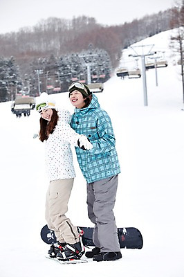 포토 JPG 나무 식물 해외기획촬영 라이프스타일 커플 계절 여자 남자 행복 스포츠용품 스포츠 여행 포즈 겨울 스포츠시설 2010년일본 모션 자연 레저 겨울스포츠 스키장 사랑 미소 웃음 사람 동양인 20대 성인 두명 라이프 레포츠 설원 일본 다정 장비 한국인 스노우보드 보드 일본여행 레포츠용품 스키복 보드장비 청년만 성인만 국내포토 옷 감정 아시아 해외여행 컨셉 관계 스키 표정 인종 청년 생활 눈 보드_스포츠 오브젝트 시설 생태계 파일형식