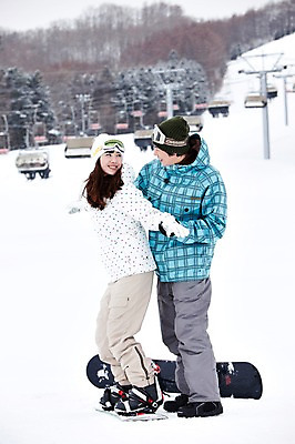 포토 JPG 나무 식물 해외기획촬영 라이프스타일 커플 계절 여자 남자 행복 스포츠용품 스포츠 여행 포즈 겨울 스포츠시설 2010년일본 모션 자연 레저 겨울스포츠 스키장 사랑 미소 웃음 사람 동양인 20대 성인 두명 라이프 레포츠 설원 일본 다정 장비 한국인 스노우보드 보드 일본여행 레포츠용품 스키복 보드장비 청년만 성인만 국내포토 옷 감정 아시아 해외여행 컨셉 관계 스키 표정 인종 청년 생활 눈 보드_스포츠 오브젝트 시설 생태계 파일형식