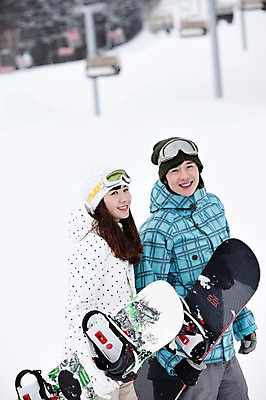 포토 JPG 나무 식물 해외기획촬영 라이프스타일 커플 계절 여자 남자 행복 스포츠용품 스포츠 여행 포즈 겨울 스포츠시설 2010년일본 모션 자연 레저 겨울스포츠 스키장 고글 사랑 미소 웃음 사람 동양인 20대 성인 두명 라이프 레포츠 설원 일본 다정 장비 한국인 스노우보드 보드 일본여행 레포츠용품 스키복 보드장비 청년만 성인만 국내포토 옷 감정 아시아 해외여행 컨셉 관계 스키 표정 인종 청년 생활 눈 보드_스포츠 오브젝트 시설 생태계 파일형식