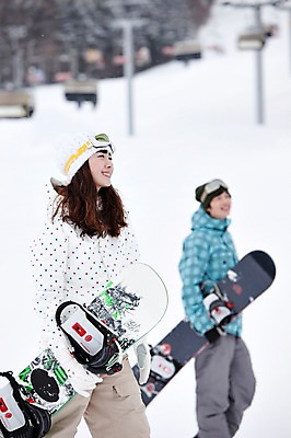 포토 JPG 나무 식물 해외기획촬영 라이프스타일 커플 계절 여자 남자 행복 스포츠용품 스포츠 여행 포즈 겨울 스포츠시설 2010년일본 모션 자연 레저 겨울스포츠 스키장 고글 사랑 미소 웃음 사람 동양인 20대 성인 두명 라이프 레포츠 설원 일본 다정 장비 한국인 스노우보드 보드 일본여행 레포츠용품 스키복 보드장비 청년만 성인만 국내포토 옷 감정 아시아 해외여행 컨셉 관계 스키 표정 인종 청년 생활 눈 보드_스포츠 오브젝트 시설 생태계 파일형식