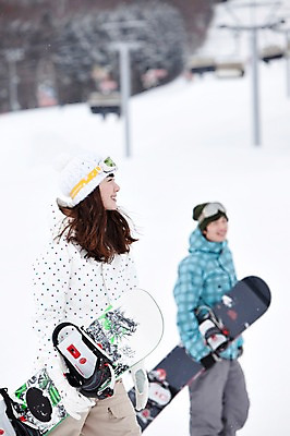 포토 JPG 나무 식물 해외기획촬영 라이프스타일 커플 계절 여자 남자 행복 스포츠용품 스포츠 여행 포즈 겨울 스포츠시설 2010년일본 모션 자연 레저 겨울스포츠 스키장 사랑 미소 웃음 사람 동양인 20대 성인 두명 라이프 레포츠 설원 일본 다정 장비 한국인 스노우보드 보드 일본여행 레포츠용품 스키복 보드장비 청년만 성인만 국내포토 옷 감정 아시아 해외여행 컨셉 관계 스키 표정 인종 청년 생활 눈 보드_스포츠 오브젝트 시설 생태계 파일형식