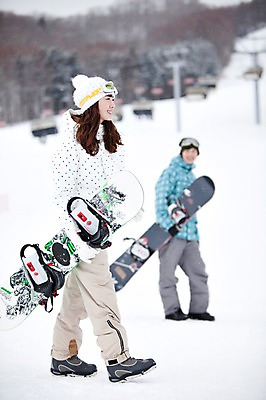 포토 JPG 나무 식물 해외기획촬영 라이프스타일 커플 계절 여자 남자 행복 스포츠용품 스포츠 여행 포즈 겨울 스포츠시설 2010년일본 모션 자연 레저 겨울스포츠 스키장 사랑 미소 웃음 사람 동양인 20대 성인 두명 라이프 레포츠 설원 일본 다정 장비 한국인 스노우보드 보드 일본여행 레포츠용품 스키복 보드장비 청년만 성인만 국내포토 옷 감정 아시아 해외여행 컨셉 관계 스키 눈_날씨 표정 인종 청년 생활 보드_스포츠 오브젝트 시설 생태계 파일형식