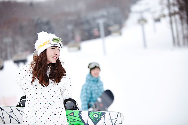 포토 JPG 나무 식물 해외기획촬영 라이프스타일 커플 계절 여자 남자 행복 스포츠용품 스포츠 여행 포즈 겨울 스포츠시설 2010년일본 모션 자연 레저 겨울스포츠 스키장 고글 사랑 미소 웃음 사람 동양인 20대 성인 두명 라이프 레포츠 설원 일본 다정 장비 한국인 스노우보드 보드 일본여행 레포츠용품 스키복 보드장비 청년만 성인만 국내포토 옷 감정 아시아 해외여행 컨셉 관계 스키 표정 인종 청년 생활 눈 보드_스포츠 오브젝트 시설 생태계 파일형식