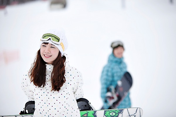 포토 JPG 나무 식물 해외기획촬영 라이프스타일 커플 계절 여자 남자 행복 스포츠용품 스포츠 여행 포즈 겨울 스포츠시설 2010년일본 모션 자연 레저 겨울스포츠 스키장 사랑 미소 웃음 사람 동양인 20대 성인 두명 라이프 레포츠 설원 일본 다정 장비 한국인 스노우보드 보드 일본여행 레포츠용품 스키복 보드장비 청년만 성인만 국내포토 옷 감정 아시아 해외여행 컨셉 관계 스키 눈_날씨 표정 인종 청년 생활 보드_스포츠 오브젝트 시설 생태계 파일형식