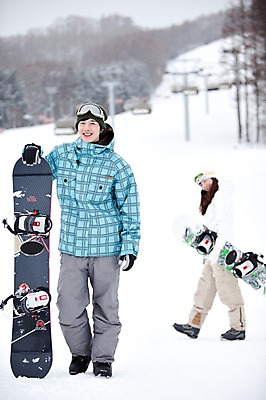 포토 JPG 나무 식물 해외기획촬영 라이프스타일 커플 계절 여자 남자 행복 스포츠용품 스포츠 여행 포즈 겨울 스포츠시설 2010년일본 모션 자연 레저 겨울스포츠 스키장 고글 사랑 서기 미소 웃음 사람 동양인 20대 성인 두명 라이프 레포츠 설원 일본 다정 장비 한국인 스노우보드 보드 일본여행 레포츠용품 스키복 보드장비 청년만 성인만 국내포토 옷 감정 아시아 해외여행 컨셉 관계 스키 눈_날씨 표정 인종 청년 생활 보드_스포츠 오브젝트 시설 생태계 파일형식