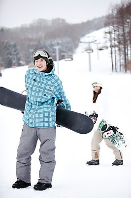 포토 JPG 나무 식물 해외기획촬영 라이프스타일 커플 계절 여자 남자 행복 스포츠용품 스포츠 여행 포즈 겨울 스포츠시설 2010년일본 모션 자연 레저 겨울스포츠 스키장 사랑 서기 미소 웃음 사람 동양인 20대 성인 두명 라이프 레포츠 설원 일본 다정 장비 한국인 스노우보드 보드 일본여행 레포츠용품 스키복 보드장비 청년만 성인만 국내포토 옷 감정 아시아 해외여행 컨셉 관계 스키 눈_날씨 표정 인종 청년 생활 보드_스포츠 오브젝트 시설 생태계 파일형식