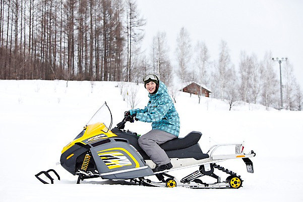 포토 JPG 나무 식물 해외기획촬영 라이프스타일 계절 남자 스포츠 여행 포즈 겨울 스포츠시설 2010년일본 모션 자연 레저 겨울스포츠 스키장 한명 미소 웃음 사람 동양인 20대 성인 라이프 레포츠 설원 일본 한국인 일본여행 스노모빌 남자만 성인남자만 청년만 청년남자만 성인만 국내포토 1 아시아 해외여행 눈_날씨 표정 인종 청년 생활 시설 생태계 파일형식
