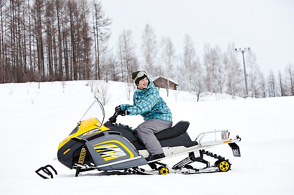 포토 JPG 나무 식물 해외기획촬영 라이프스타일 계절 남자 스포츠 여행 포즈 겨울 스포츠시설 2010년일본 모션 자연 레저 겨울스포츠 스키장 한명 미소 웃음 사람 동양인 20대 성인 라이프 레포츠 설원 일본 한국인 일본여행 스노모빌 남자만 성인남자만 청년만 청년남자만 성인만 국내포토 1 아시아 해외여행 눈_날씨 표정 인종 청년 생활 시설 생태계 파일형식