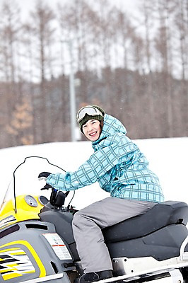 포토 JPG 나무 식물 해외기획촬영 라이프스타일 계절 남자 스포츠 여행 포즈 겨울 스포츠시설 2010년일본 모션 자연 레저 겨울스포츠 스키장 한명 미소 웃음 사람 동양인 20대 성인 라이프 레포츠 설원 일본 한국인 일본여행 스노모빌 남자만 성인남자만 청년만 청년남자만 성인만 국내포토 1 아시아 해외여행 눈_날씨 표정 인종 청년 생활 시설 생태계 파일형식