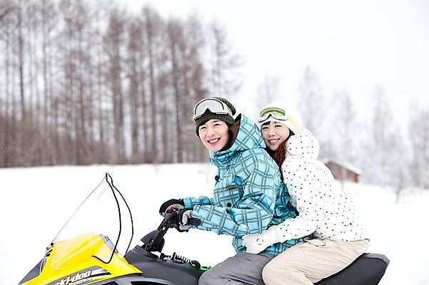 포토 JPG 나무 식물 해외기획촬영 라이프스타일 커플 계절 여자 남자 행복 스포츠 여행 포즈 겨울 스포츠시설 2010년일본 모션 자연 레저 겨울스포츠 스키장 사랑 미소 웃음 사람 동양인 20대 성인 두명 라이프 레포츠 설원 일본 다정 한국인 일본여행 스노모빌 청년만 성인만 국내포토 감정 아시아 해외여행 컨셉 관계 눈_날씨 표정 인종 청년 생활 시설 생태계 파일형식