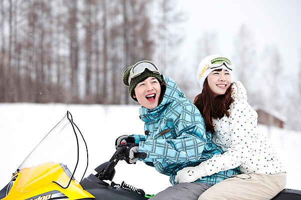 포토 JPG 나무 식물 해외기획촬영 라이프스타일 커플 계절 여자 남자 행복 스포츠 여행 포즈 겨울 스포츠시설 2010년일본 모션 자연 레저 겨울스포츠 스키장 사랑 미소 웃음 사람 동양인 20대 성인 두명 라이프 레포츠 설원 일본 다정 한국인 일본여행 스노모빌 청년만 성인만 국내포토 감정 아시아 해외여행 컨셉 관계 눈_날씨 표정 인종 청년 생활 시설 생태계 파일형식