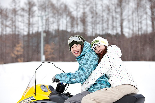 포토 JPG 나무 식물 해외기획촬영 라이프스타일 커플 계절 여자 남자 행복 스포츠 여행 포즈 겨울 스포츠시설 2010년일본 모션 자연 레저 겨울스포츠 스키장 사랑 미소 웃음 사람 동양인 20대 성인 두명 라이프 레포츠 설원 일본 다정 한국인 일본여행 스노모빌 청년만 성인만 국내포토 감정 아시아 해외여행 컨셉 관계 눈_날씨 표정 인종 청년 생활 시설 생태계 파일형식