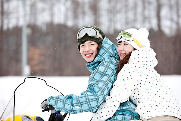 포토 JPG 나무 식물 해외기획촬영 라이프스타일 커플 계절 여자 남자 행복 스포츠 여행 포즈 겨울 스포츠시설 2010년일본 모션 자연 레저 겨울스포츠 스키장 사랑 미소 웃음 사람 동양인 20대 성인 두명 라이프 레포츠 설원 일본 다정 한국인 일본여행 스노모빌 청년만 성인만 국내포토 감정 아시아 해외여행 컨셉 관계 눈_날씨 표정 인종 청년 생활 시설 생태계 파일형식