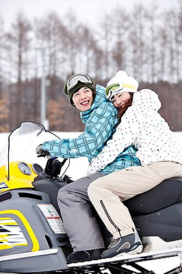 포토 JPG 나무 식물 해외기획촬영 라이프스타일 커플 계절 여자 남자 행복 스포츠 여행 포즈 겨울 스포츠시설 2010년일본 모션 자연 레저 겨울스포츠 스키장 사랑 미소 웃음 사람 동양인 20대 성인 두명 라이프 레포츠 설원 일본 다정 한국인 일본여행 스노모빌 청년만 성인만 국내포토 감정 아시아 해외여행 컨셉 관계 눈_날씨 표정 인종 청년 생활 시설 생태계 파일형식