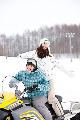 포토 JPG 나무 식물 해외기획촬영 라이프스타일 커플 계절 여자 남자 행복 스포츠 여행 포즈 겨울 스포츠시설 2010년일본 모션 자연 레저 겨울스포츠 스키장 사랑 미소 웃음 사람 동양인 20대 성인 두명 라이프 레포츠 설원 일본 다정 한국인 일본여행 스노모빌 청년만 성인만 국내포토 감정 아시아 해외여행 컨셉 관계 눈_날씨 표정 인종 청년 생활 시설 생태계 파일형식