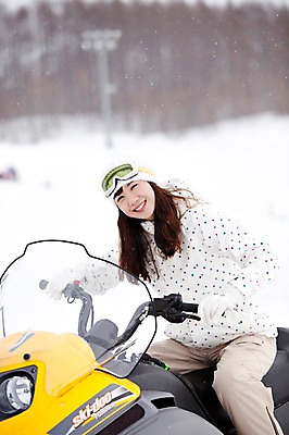 포토 JPG 나무 식물 해외기획촬영 라이프스타일 계절 여자 스포츠 여행 포즈 겨울 스포츠시설 2010년일본 모션 자연 레저 겨울스포츠 스키장 한명 미소 웃음 사람 동양인 20대 성인 라이프 레포츠 설원 일본 한국인 일본여행 스노모빌 여자만 여자한명만 성인여자만 청년만 청년여자만 성인한명만 청년여자한명만 성인여자한명만 성인만 국내포토 1 아시아 해외여행 눈_날씨 표정 인종 청년 생활 시설 생태계 파일형식