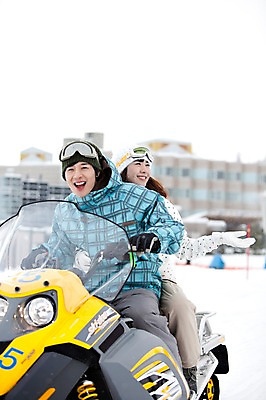 포토 JPG 해외기획촬영 라이프스타일 커플 계절 여자 남자 행복 스포츠 여행 포즈 겨울 스포츠시설 2010년일본 모션 자연 레저 겨울스포츠 스키장 사랑 미소 웃음 사람 동양인 20대 성인 두명 라이프 레포츠 설원 일본 다정 한국인 일본여행 스노모빌 청년만 성인만 국내포토 감정 아시아 해외여행 컨셉 관계 눈_날씨 표정 인종 청년 생활 시설 생태계 파일형식