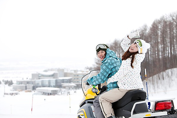포토 JPG 나무 식물 해외기획촬영 라이프스타일 커플 계절 여자 남자 행복 스포츠 여행 포즈 겨울 스포츠시설 2010년일본 모션 자연 레저 겨울스포츠 스키장 사랑 미소 웃음 사람 동양인 20대 성인 두명 건물 라이프 레포츠 설원 일본 다정 한국인 일본여행 스노모빌 청년만 성인만 국내포토 건축물 감정 아시아 해외여행 컨셉 관계 눈_날씨 표정 인종 청년 생활 시설 생태계 파일형식