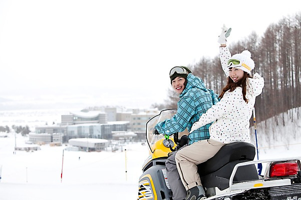 포토 JPG 나무 식물 해외기획촬영 라이프스타일 커플 계절 여자 남자 행복 스포츠 여행 포즈 겨울 스포츠시설 2010년일본 모션 자연 레저 겨울스포츠 스키장 사랑 미소 웃음 사람 동양인 20대 성인 두명 건물 라이프 레포츠 설원 일본 다정 한국인 일본여행 스노모빌 청년만 성인만 국내포토 건축물 감정 아시아 해외여행 컨셉 관계 눈_날씨 표정 인종 청년 생활 시설 생태계 파일형식