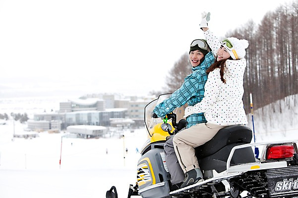 포토 JPG 나무 식물 해외기획촬영 라이프스타일 커플 계절 여자 남자 행복 스포츠 여행 포즈 겨울 스포츠시설 2010년일본 모션 자연 레저 겨울스포츠 스키장 사랑 미소 웃음 사람 동양인 20대 성인 두명 건물 라이프 레포츠 설원 일본 다정 한국인 일본여행 스노모빌 청년만 성인만 국내포토 건축물 감정 아시아 해외여행 컨셉 관계 눈_날씨 표정 인종 청년 생활 시설 생태계 파일형식
