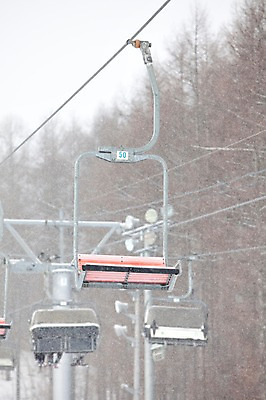 포토 JPG 나무 식물 해외기획촬영 계절 스포츠 겨울 스포츠시설 2010년일본 자연 레저 겨울스포츠 스키장 사람없음 레포츠 일본 눈 스키복 리프트 눈내림 국내포토 자연요소 옷 아시아 날씨 스키 눈_날씨 시설 생태계 파일형식