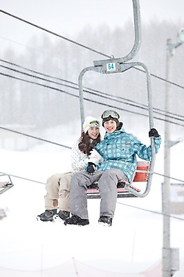 포토 JPG 나무 식물 해외기획촬영 라이프스타일 커플 계절 여자 남자 행복 스포츠 여행 포즈 겨울 스포츠시설 2010년일본 모션 자연 레저 겨울스포츠 스키장 사랑 미소 웃음 사람 앉기 동양인 20대 성인 두명 라이프 레포츠 일본 다정 한국인 일본여행 스키복 리프트 청년만 성인만 국내포토 옷 감정 아시아 해외여행 컨셉 관계 스키 표정 인종 청년 생활 시설 생태계 파일형식