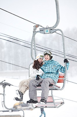 포토 JPG 나무 식물 해외기획촬영 라이프스타일 커플 계절 여자 남자 행복 스포츠 여행 포즈 겨울 스포츠시설 2010년일본 모션 자연 레저 겨울스포츠 스키장 사랑 미소 웃음 사람 앉기 동양인 20대 성인 두명 라이프 레포츠 일본 다정 한국인 일본여행 스키복 리프트 청년만 성인만 국내포토 옷 감정 아시아 해외여행 컨셉 관계 스키 표정 인종 청년 생활 시설 생태계 파일형식