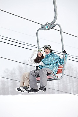 포토 JPG 나무 식물 해외기획촬영 라이프스타일 커플 계절 여자 남자 행복 스포츠 여행 포즈 겨울 스포츠시설 2010년일본 모션 자연 레저 겨울스포츠 스키장 사랑 미소 웃음 사람 앉기 동양인 20대 성인 두명 라이프 레포츠 일본 다정 한국인 일본여행 스키복 리프트 청년만 성인만 국내포토 옷 감정 아시아 해외여행 컨셉 관계 스키 표정 인종 청년 생활 시설 생태계 파일형식