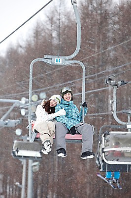 포토 JPG 나무 식물 해외기획촬영 라이프스타일 커플 계절 여자 남자 행복 스포츠 여행 포즈 겨울 스포츠시설 2010년일본 모션 자연 레저 겨울스포츠 스키장 사랑 미소 웃음 사람 앉기 동양인 20대 성인 두명 라이프 레포츠 일본 다정 한국인 일본여행 스키복 리프트 청년만 성인만 국내포토 옷 감정 아시아 해외여행 컨셉 관계 스키 표정 인종 청년 생활 시설 생태계 파일형식