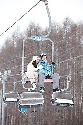 포토 JPG 나무 식물 해외기획촬영 라이프스타일 커플 계절 여자 남자 행복 스포츠 여행 포즈 겨울 스포츠시설 2010년일본 모션 자연 레저 겨울스포츠 스키장 사랑 미소 웃음 사람 앉기 동양인 20대 성인 두명 라이프 레포츠 일본 다정 한국인 일본여행 스키복 리프트 청년만 성인만 국내포토 옷 감정 아시아 해외여행 컨셉 관계 스키 표정 인종 청년 생활 시설 생태계 파일형식