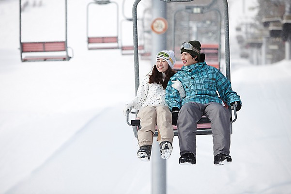 포토 JPG 나무 식물 해외기획촬영 라이프스타일 커플 계절 여자 남자 행복 스포츠 여행 포즈 겨울 스포츠시설 2010년일본 모션 자연 레저 겨울스포츠 스키장 사랑 미소 웃음 사람 앉기 동양인 20대 성인 두명 라이프 레포츠 일본 다정 한국인 일본여행 스키복 리프트 청년만 성인만 국내포토 옷 감정 아시아 해외여행 컨셉 관계 스키 표정 인종 청년 생활 시설 생태계 파일형식