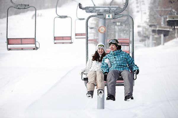 포토 JPG 나무 식물 해외기획촬영 라이프스타일 커플 계절 여자 남자 행복 스포츠 여행 포즈 겨울 스포츠시설 2010년일본 모션 자연 레저 겨울스포츠 스키장 사랑 미소 웃음 사람 앉기 동양인 20대 성인 두명 라이프 레포츠 일본 다정 한국인 일본여행 스키복 리프트 청년만 성인만 국내포토 옷 감정 아시아 해외여행 컨셉 관계 스키 표정 인종 청년 생활 시설 생태계 파일형식