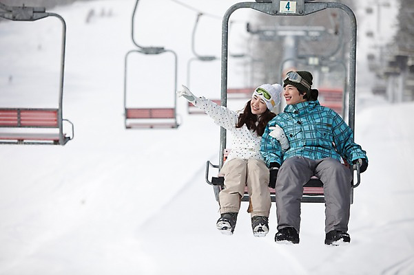포토 JPG 나무 식물 해외기획촬영 라이프스타일 커플 계절 여자 남자 행복 스포츠 여행 포즈 겨울 스포츠시설 2010년일본 모션 자연 레저 겨울스포츠 스키장 사랑 미소 웃음 사람 앉기 동양인 20대 성인 두명 라이프 레포츠 일본 다정 한국인 일본여행 스키복 리프트 청년만 성인만 국내포토 옷 감정 아시아 해외여행 컨셉 관계 스키 표정 인종 청년 생활 시설 생태계 파일형식