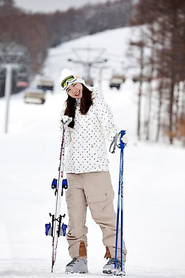 포토 JPG 나무 식물 해외기획촬영 라이프스타일 계절 여자 스포츠용품 스포츠 여행 포즈 겨울 스포츠시설 2010년일본 모션 자연 레저 스키 겨울스포츠 스키장 고글 한명 서기 미소 웃음 사람 동양인 20대 성인 라이프 레포츠 일본 장비 한국인 일본여행 레포츠용품 스키복 스키장비 여자만 여자한명만 성인여자만 청년만 청년여자만 성인한명만 청년여자한명만 성인여자한명만 성인만 국내포토 1 옷 아시아 해외여행 표정 인종 청년 생활 오브젝트 시설 생태계 파일형식