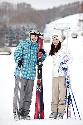 포토 JPG 나무 식물 해외기획촬영 라이프스타일 커플 계절 여자 남자 행복 스포츠용품 스포츠 여행 포즈 겨울 스포츠시설 2010년일본 모션 자연 레저 스키 겨울스포츠 스키장 고글 사랑 서기 미소 웃음 사람 동양인 20대 성인 두명 라이프 레포츠 일본 다정 장비 한국인 일본여행 레포츠용품 스키복 스키장비 청년만 성인만 국내포토 옷 감정 아시아 해외여행 컨셉 관계 표정 인종 청년 생활 오브젝트 시설 생태계 파일형식