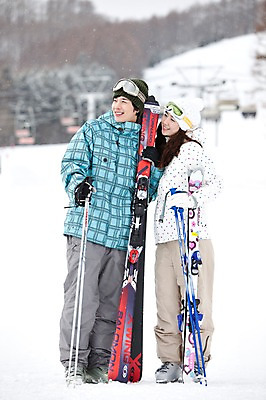 포토 JPG 나무 식물 해외기획촬영 라이프스타일 커플 계절 여자 남자 행복 스포츠용품 스포츠 여행 포즈 겨울 스포츠시설 2010년일본 모션 자연 레저 스키 겨울스포츠 스키장 고글 사랑 서기 미소 웃음 사람 동양인 20대 성인 두명 라이프 레포츠 일본 다정 장비 한국인 일본여행 레포츠용품 스키복 스키장비 청년만 성인만 국내포토 옷 감정 아시아 해외여행 컨셉 관계 표정 인종 청년 생활 오브젝트 시설 생태계 파일형식