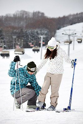 포토 JPG 나무 식물 해외기획촬영 라이프스타일 커플 계절 여자 남자 행복 스포츠용품 스포츠 여행 포즈 겨울 스포츠시설 2010년일본 모션 자연 레저 스키 겨울스포츠 스키장 고글 사랑 미소 웃음 사람 동양인 20대 성인 두명 라이프 레포츠 일본 다정 장비 한국인 도움 일본여행 레포츠용품 스키복 스키장비 청년만 성인만 국내포토 옷 감정 아시아 해외여행 컨셉 관계 표정 인종 청년 생활 오브젝트 시설 생태계 파일형식