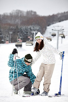 포토 JPG 나무 식물 해외기획촬영 라이프스타일 커플 계절 여자 남자 행복 스포츠용품 스포츠 여행 포즈 겨울 스포츠시설 2010년일본 모션 자연 레저 스키 겨울스포츠 스키장 고글 사랑 미소 웃음 사람 동양인 20대 성인 두명 라이프 레포츠 일본 다정 장비 한국인 도움 일본여행 레포츠용품 스키복 스키장비 청년만 성인만 국내포토 옷 감정 아시아 해외여행 컨셉 관계 표정 인종 청년 생활 오브젝트 시설 생태계 파일형식