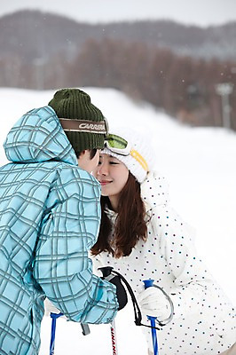 포토 JPG 나무 식물 해외기획촬영 라이프스타일 커플 계절 여자 남자 행복 스포츠용품 스포츠 여행 포즈 겨울 스포츠시설 2010년일본 모션 자연 레저 스키 겨울스포츠 스키장 고글 사랑 미소 사람 동양인 20대 성인 두명 라이프 레포츠 마주보기 일본 다정 장비 한국인 일본여행 레포츠용품 스키복 스키장비 청년만 성인만 국내포토 옷 감정 아시아 해외여행 컨셉 관계 표정 인종 청년 생활 오브젝트 시설 생태계 파일형식